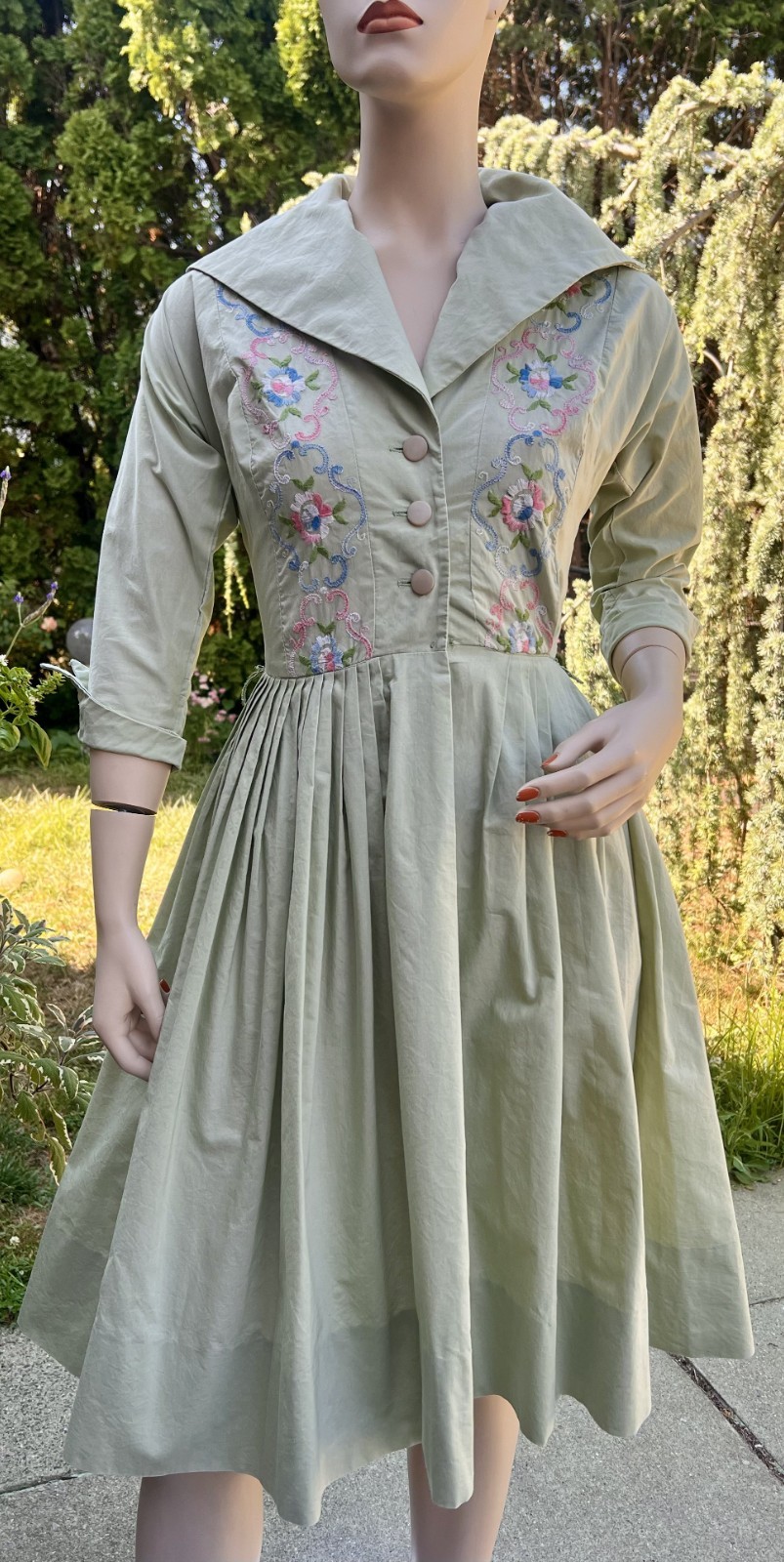 VINTAGE 1950’s WENDY WOODS GREEN COTTON DRESS W/ FLORAL EMBROIDERY