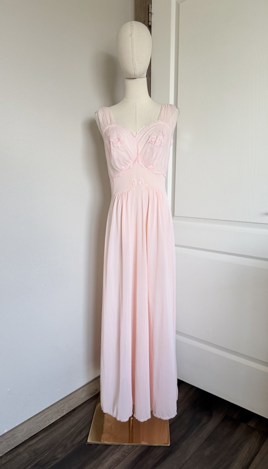 VTG 60s ARTEMIS Light Pink Nylon EMBROIDERED CUPS NIGHTGOWN Size 34