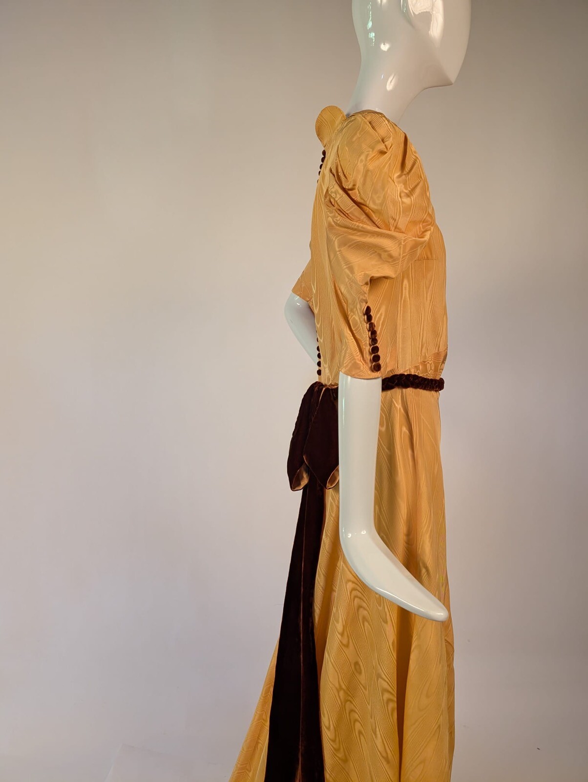 1930’S YELLOW WATERED MOIRE LONG DRESS W PUFF SLEEVES + VELVET + TRAINING REAR