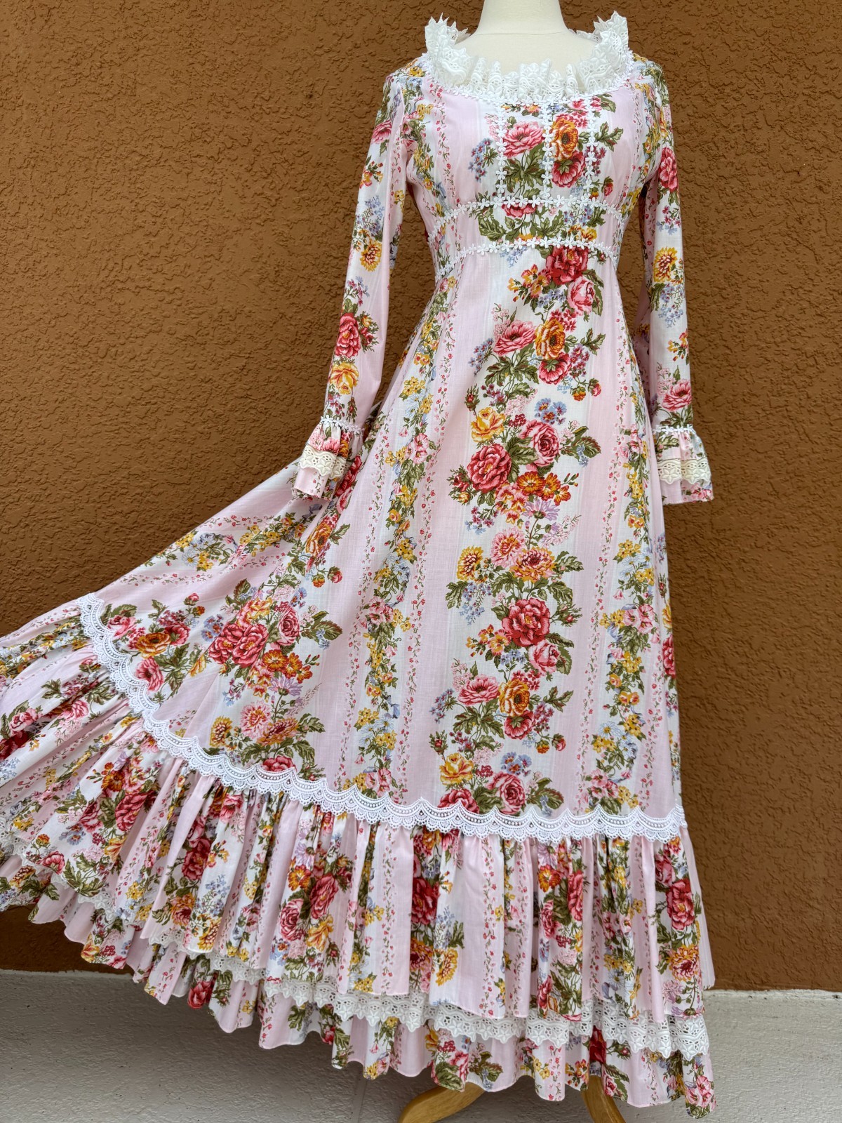 Lovely Vintage Floral Maxi Dress – Lace Trim – Full Skirt – Size Medium