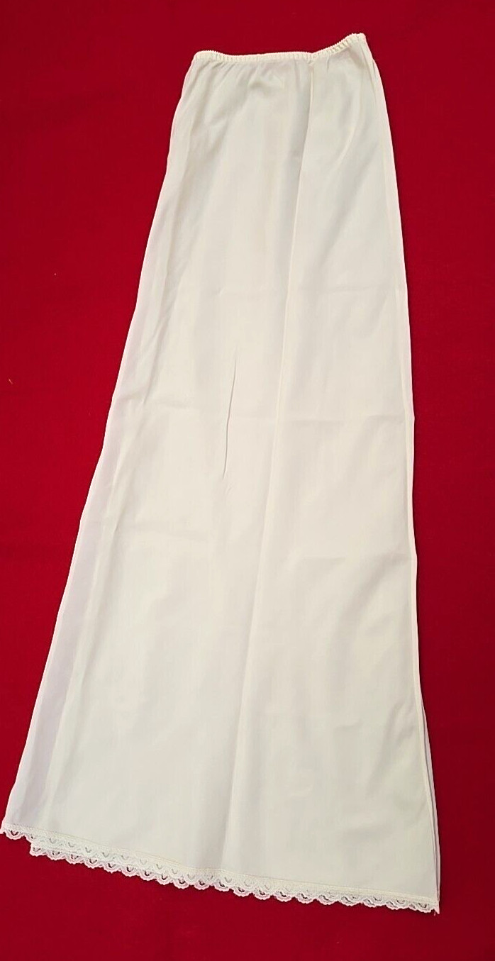 VTG LIGHT ECRU J C PENNEY HALF SLIP W/LACE TRIM – SIZE L – NYLON