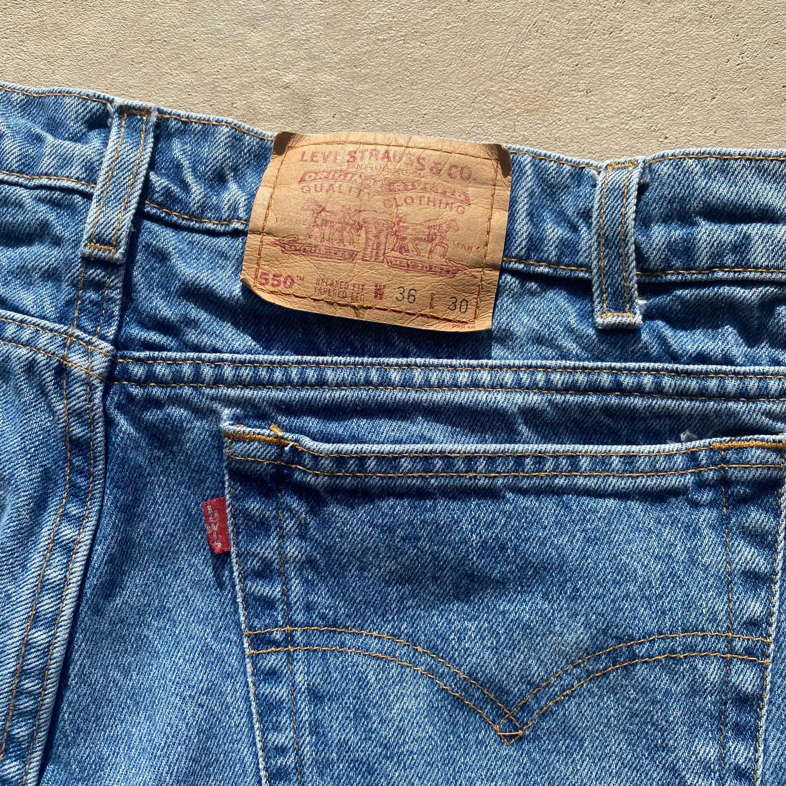 Vintage Levi’s 550 Jeans Relaxed Fit Tapered Leg Paper Tags 90s Fits like 35×30