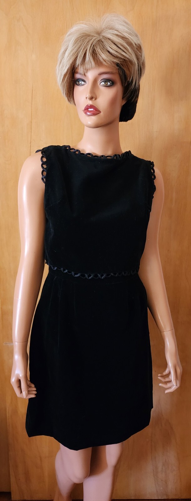 WOMEN’S VINTAGE 50’S ERA BLACK VELVET DRESS ~ REFER TO MEASUREMENTS