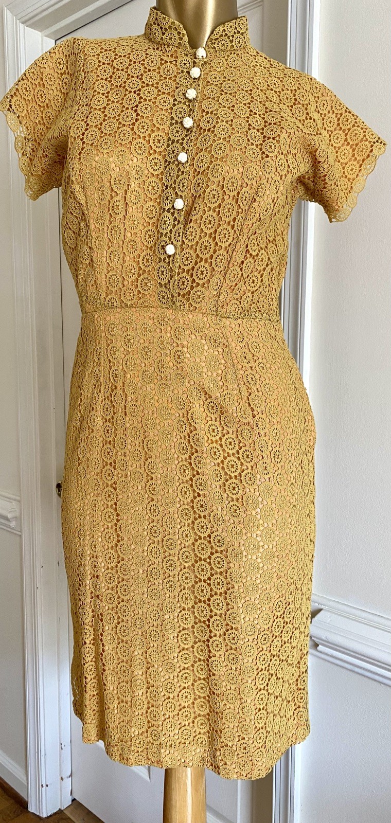 Vintage 50s 60s Gold Lace Manila Cheongsam Dress Carved Bodhi Rose Buttons XS/ S