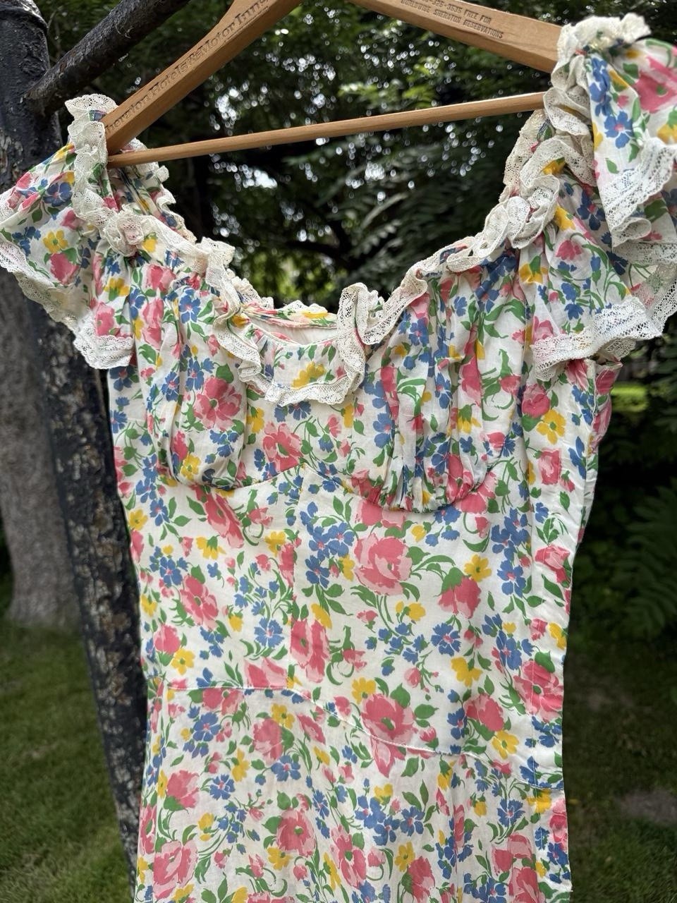 1930s Beautiful Floral Gown With Lace Trim