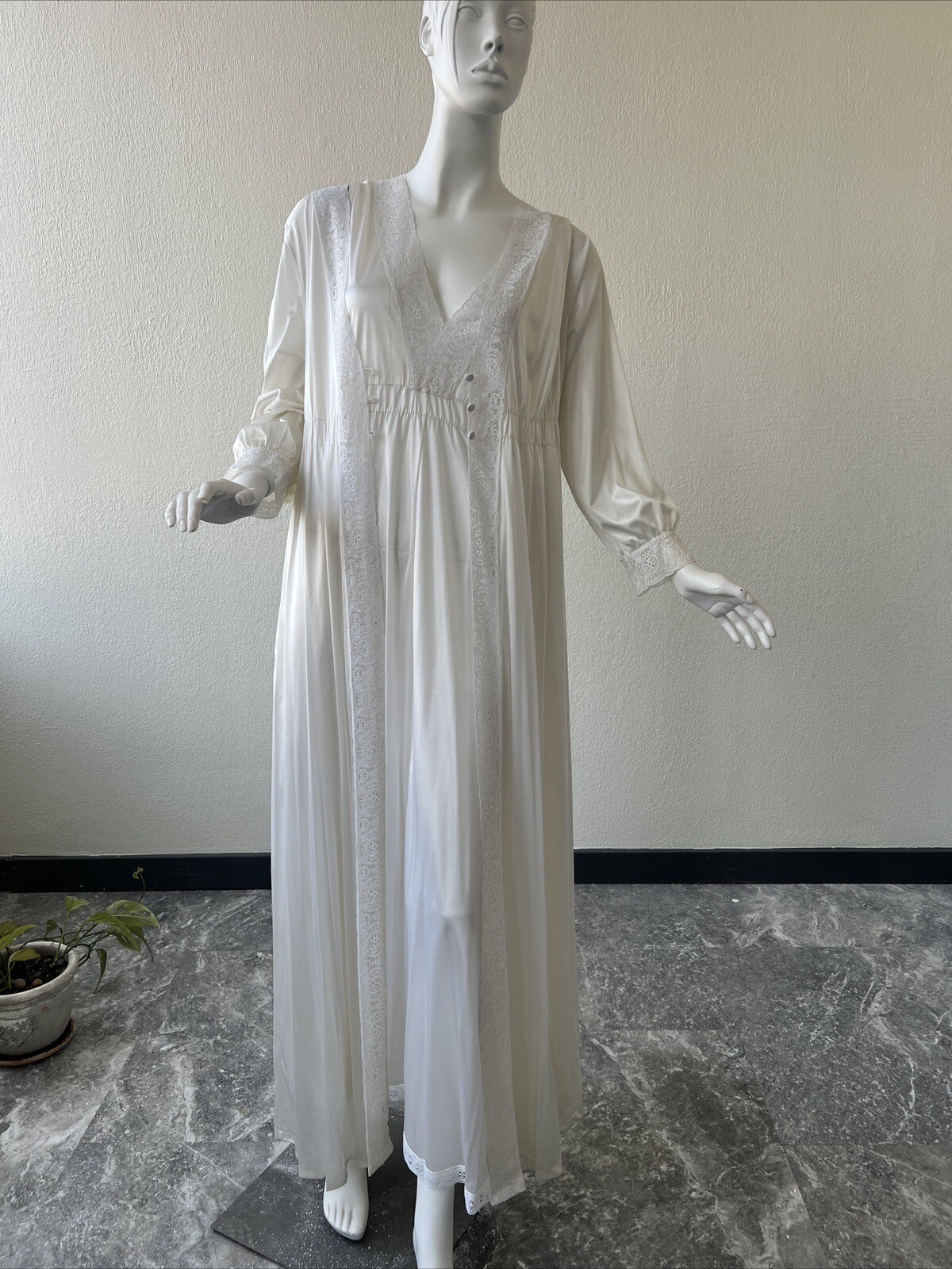 Women’s Vintage Lace Sleeping Gown and Robe Set Brand Unknown Size M Mrs Elaine