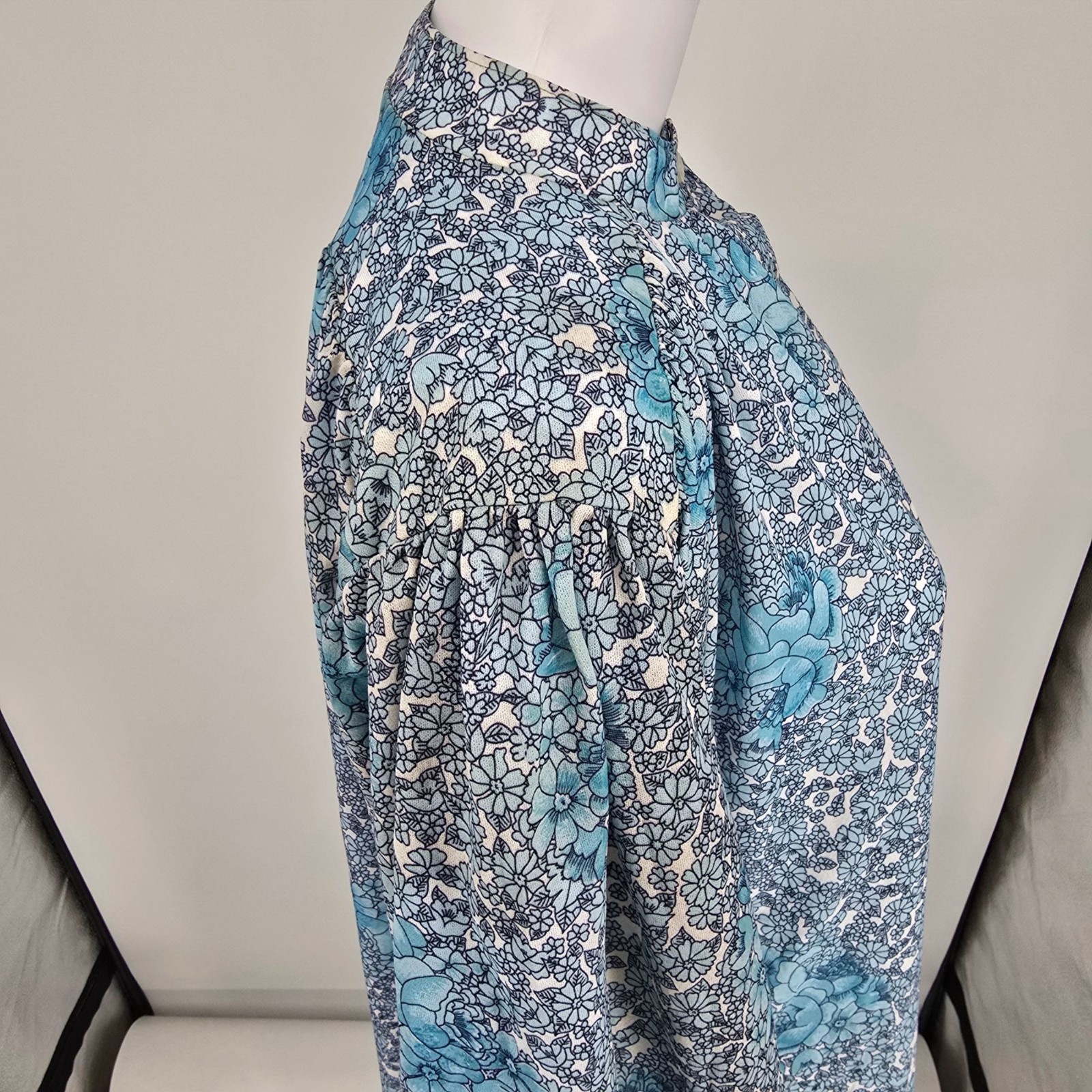 Vintage 1970s Lucky Tops Blue Floral Print Band Collar Peasant Blouse (XL)