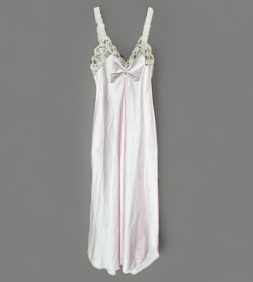 VTG Claire Sandra Lucie Ann Beverly Hills Pink Lace Keyhole Nightgown Petite