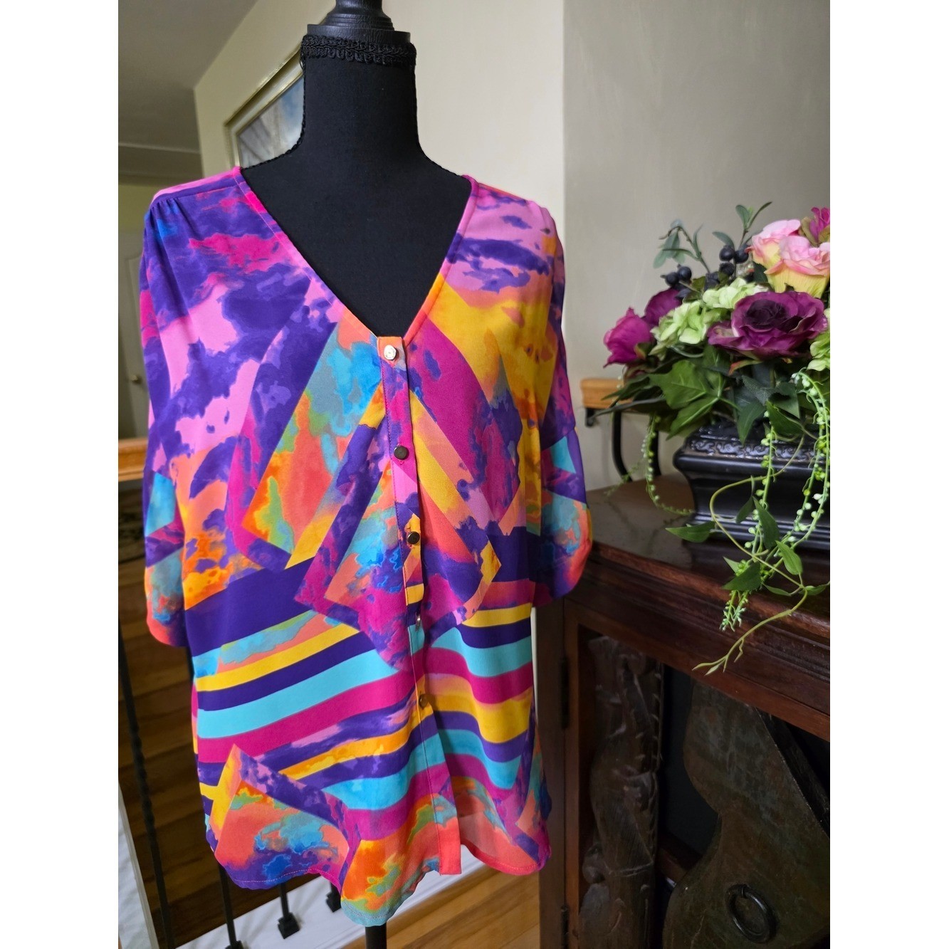 bebe Vintage Multicolor Abstract V-Neck Button Front Blouse Size L