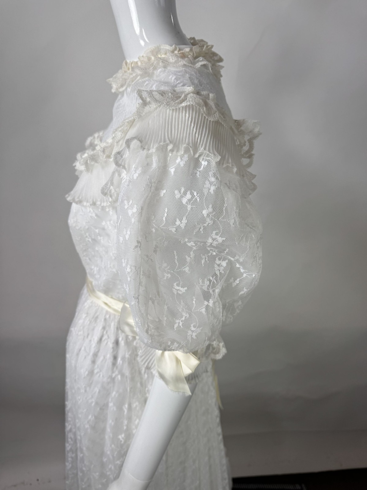 Vintage 70s White Lace Wedding Dress Size 8 With Satin Ribbons & Ruffled Necklin