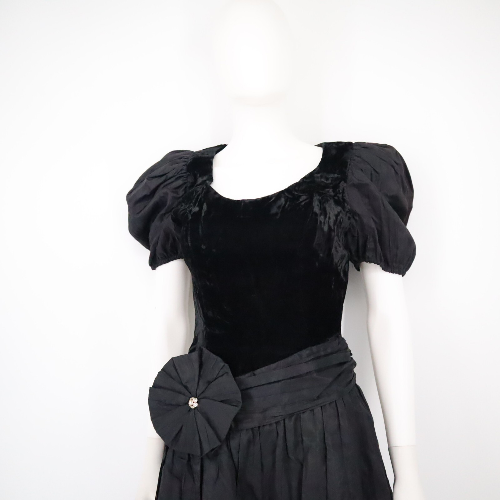 Roberta California Women’s 5/6 Vintage 80s Black Velvet Puff Sleeve Prom Dress