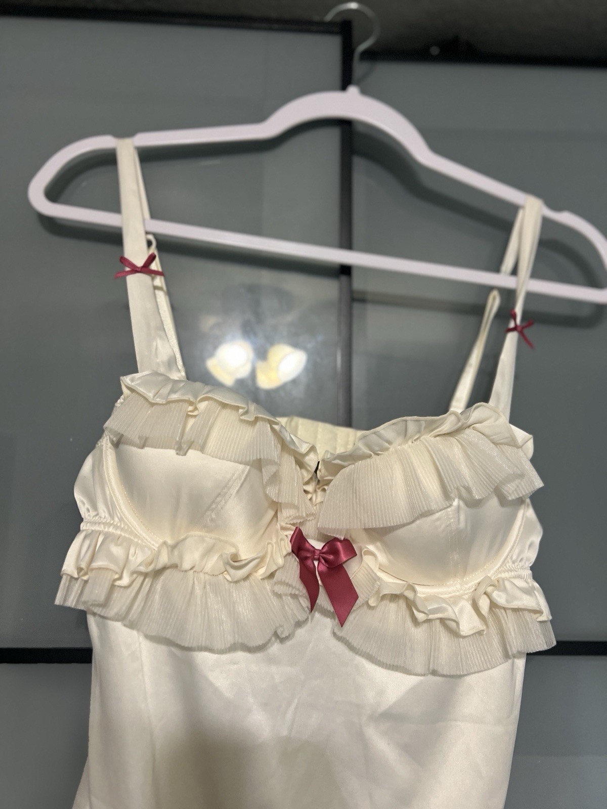 Vintage Victoria’s Secret „Sexy Little Things” cream satin and ruffle teddy