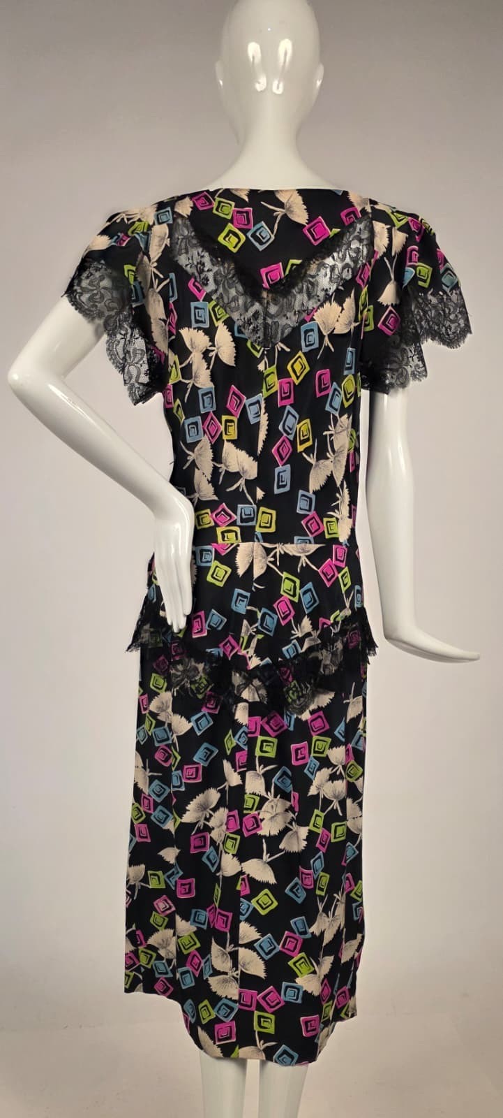 UNIQUE VINTAGE 1940’S BALLERINA PRINT SILK DRESS W SILK CHANTILLY LACE TRIM