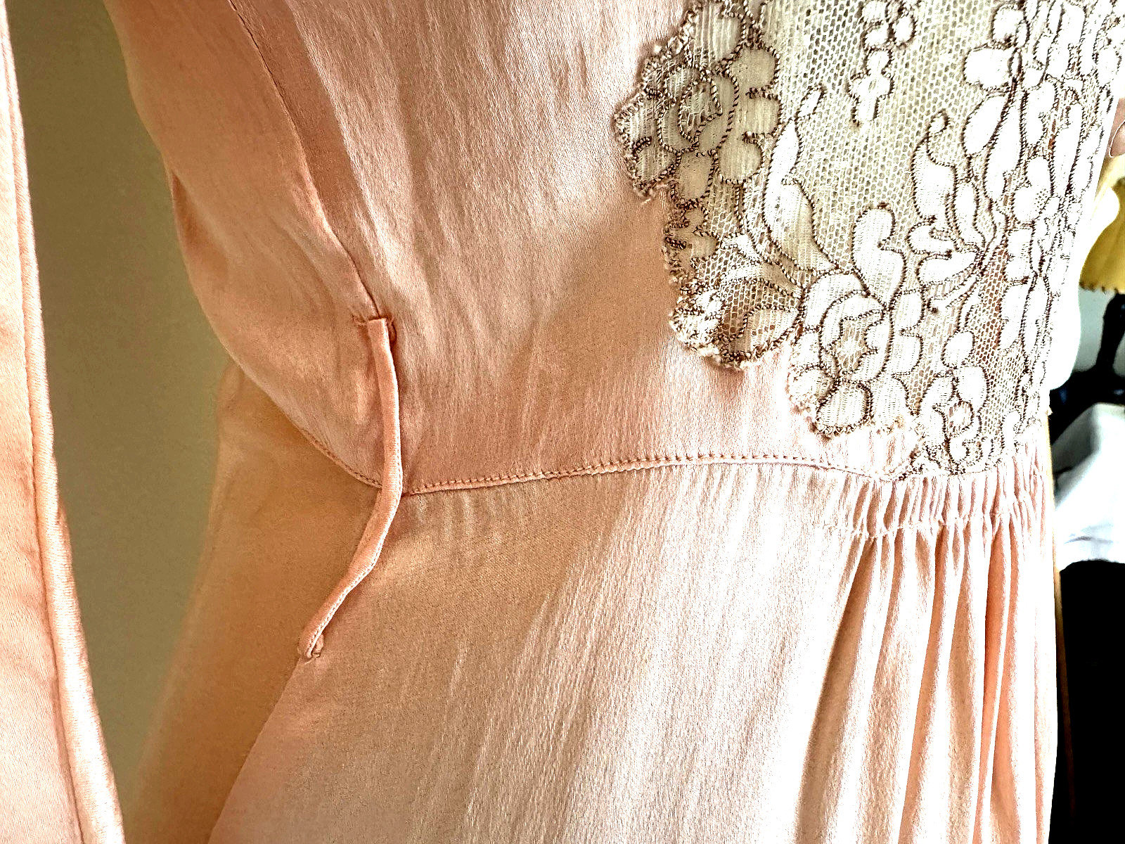 1930s FAMOUS-BARR Peachy Pink SILK NEGLIGEE Boudoir Robe Peignoir S Lace Trim