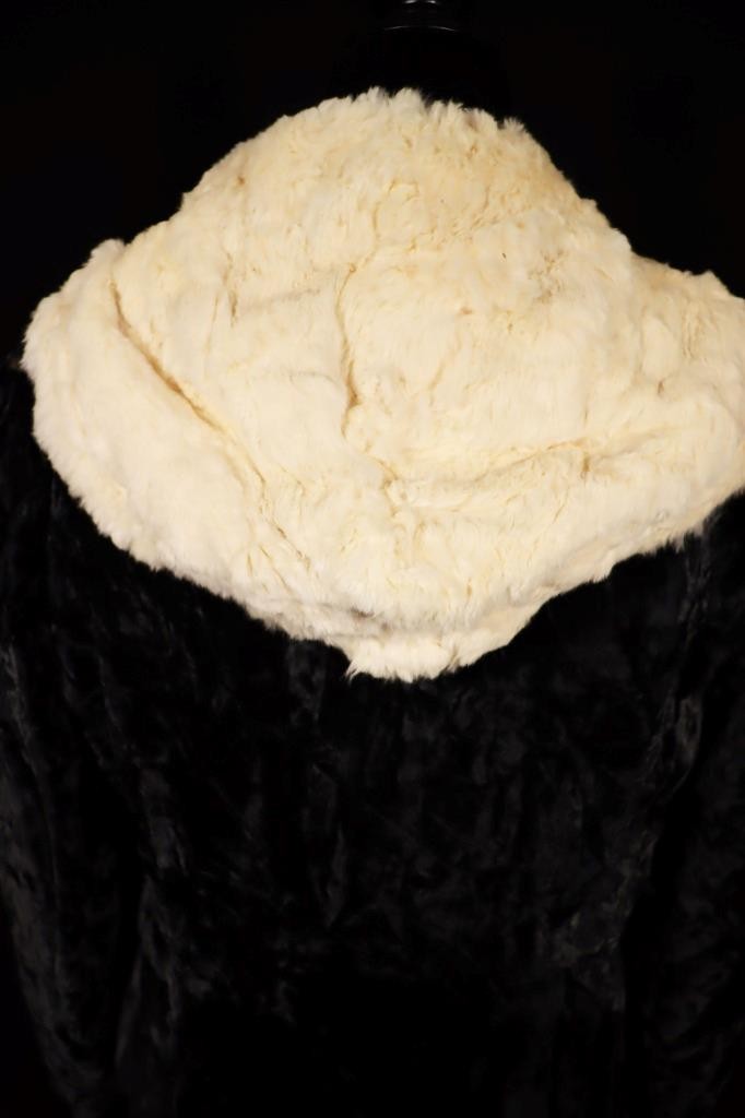 Vintage 1940’s Long Black Velvet Coat Ermine Fur Collar Size Medium VG Condition