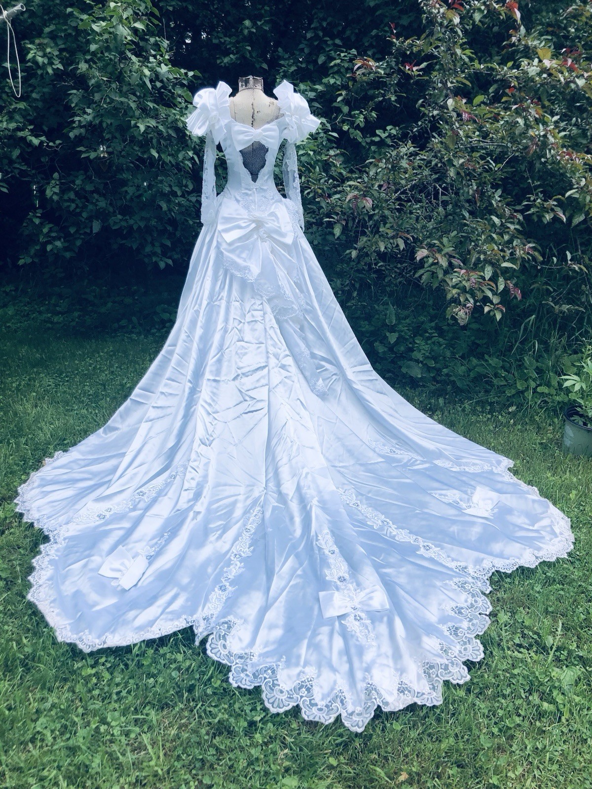 Vintage 1980’s Pearls Floral Appliqués Sequin Lovely Wedding Gown Dress 32-24-62