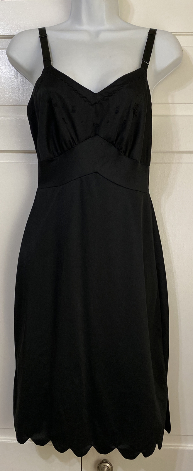 Vintage ARISTOCRAFT Nylon Black Full Slip w/ Scalloped Hem Size 34 Short