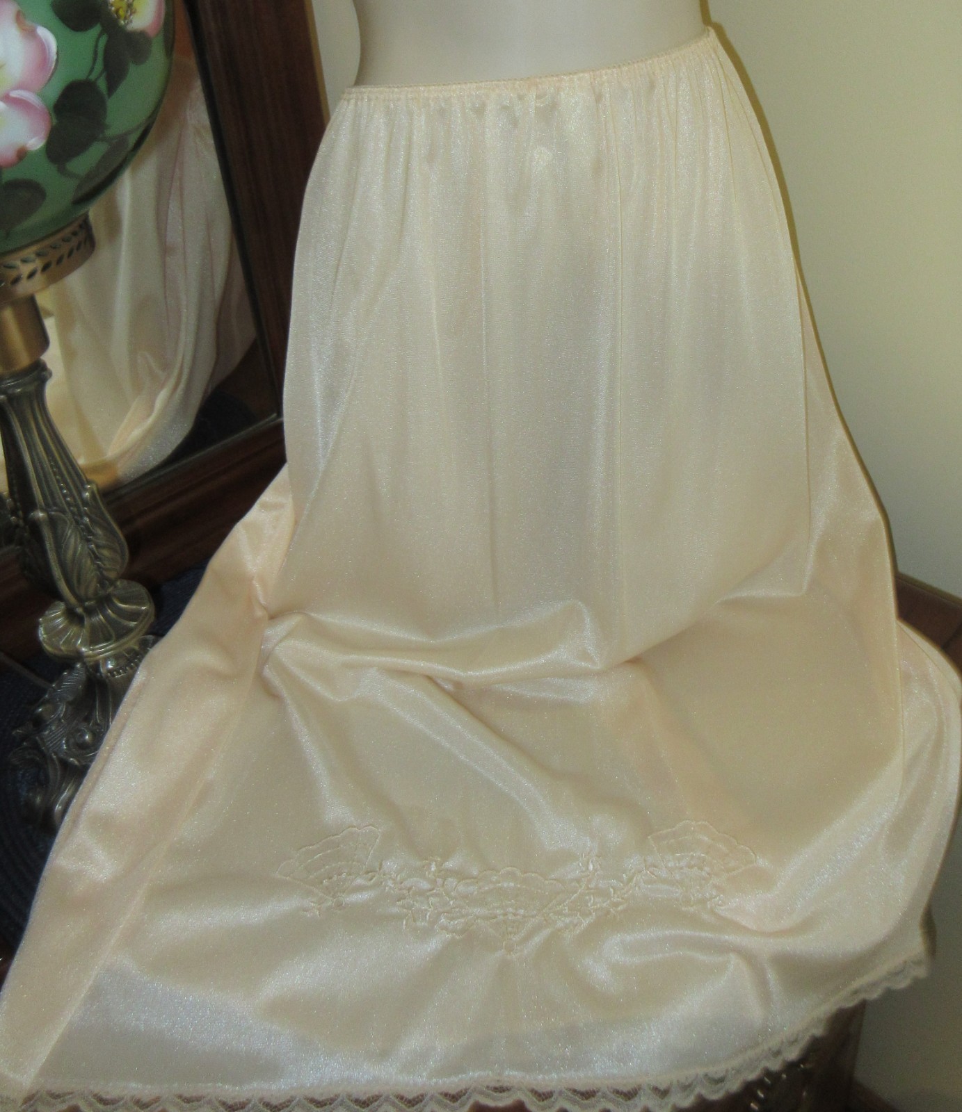 vtg 50’s BEAU-TRIX silky FAN embroidery PINKY BEIGE NYLON half slip size XX MINT