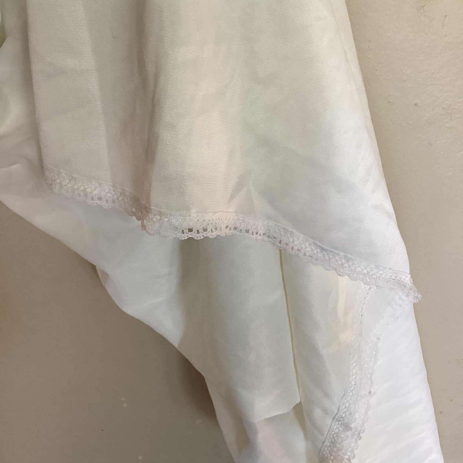 Sears THE-DOESN’T-SLIP Vintage 1960s Non-Cling Nylon Lace 36 Average