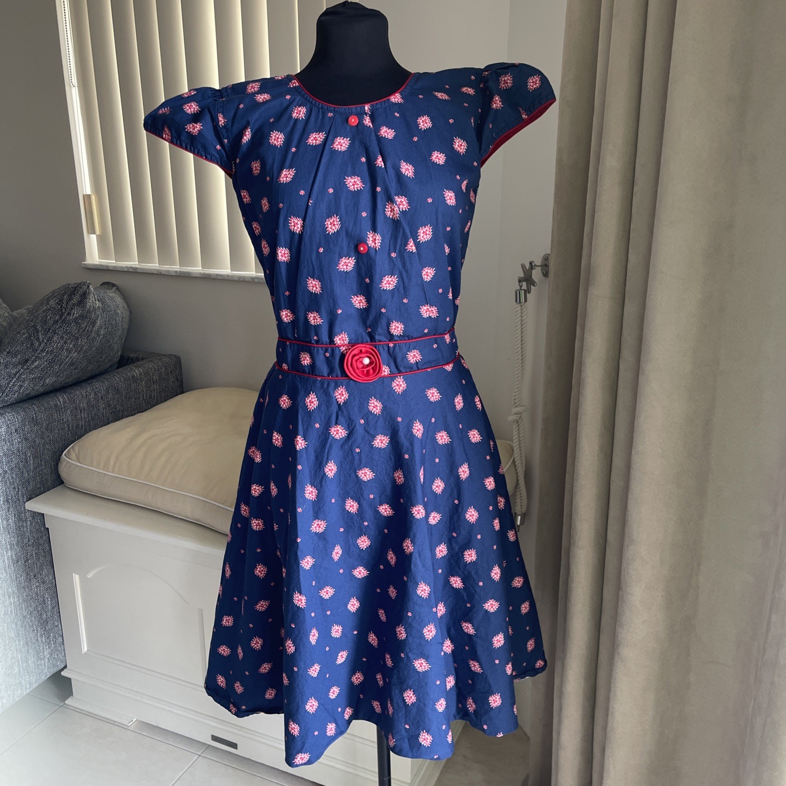 1950s navy blue Dress red print cinched waist rose buttons Rockabilly VTG M