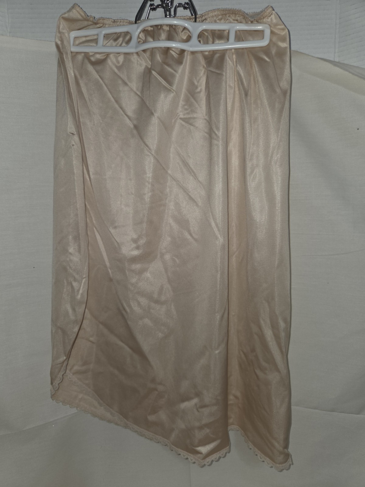 Women’s Beige Nude Nylon 25″ Midi Half Slip Size Medium Lace Slit 14″
