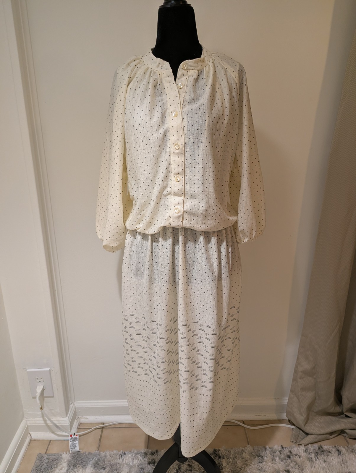 Vintage 1970s ILGWU Union Made Ivory Blouson Dress Elastic Long Sleeve XL