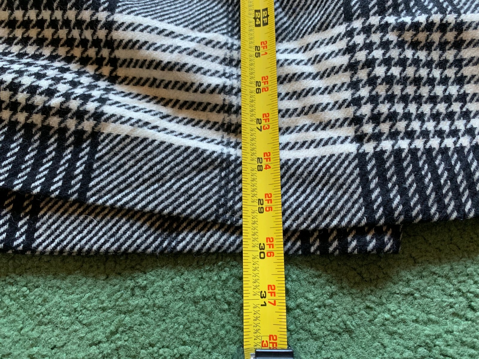 VINTAGE WOMENS JAEGER LONDON WOOL BLACK & WHITE TARTAN PLAID SKIRT KILT