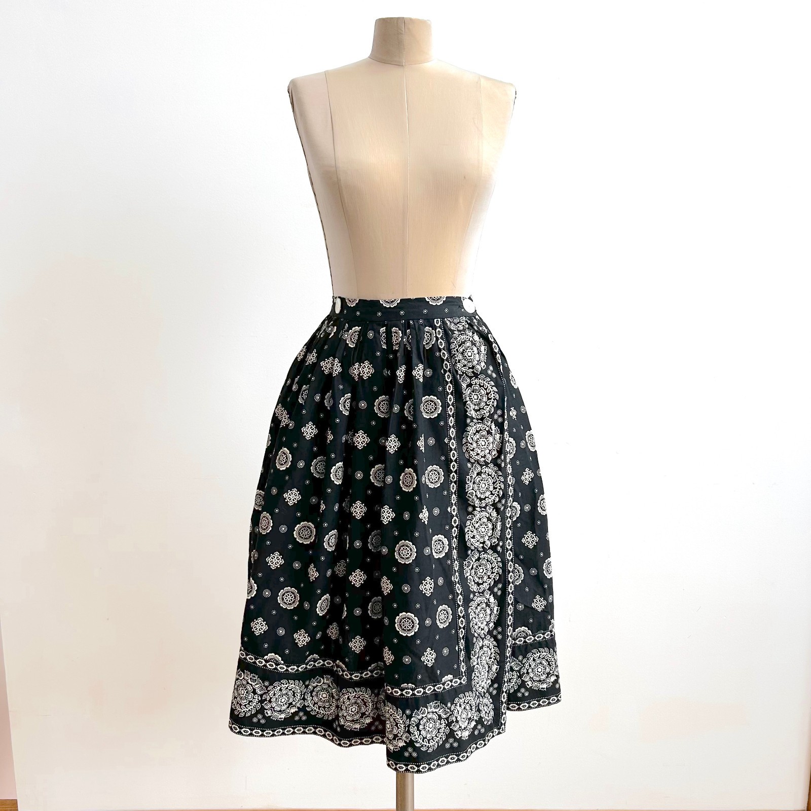 1950s French Print Cotton Summer Skirt 26″ Waist Souleiado Chic Maisel Era