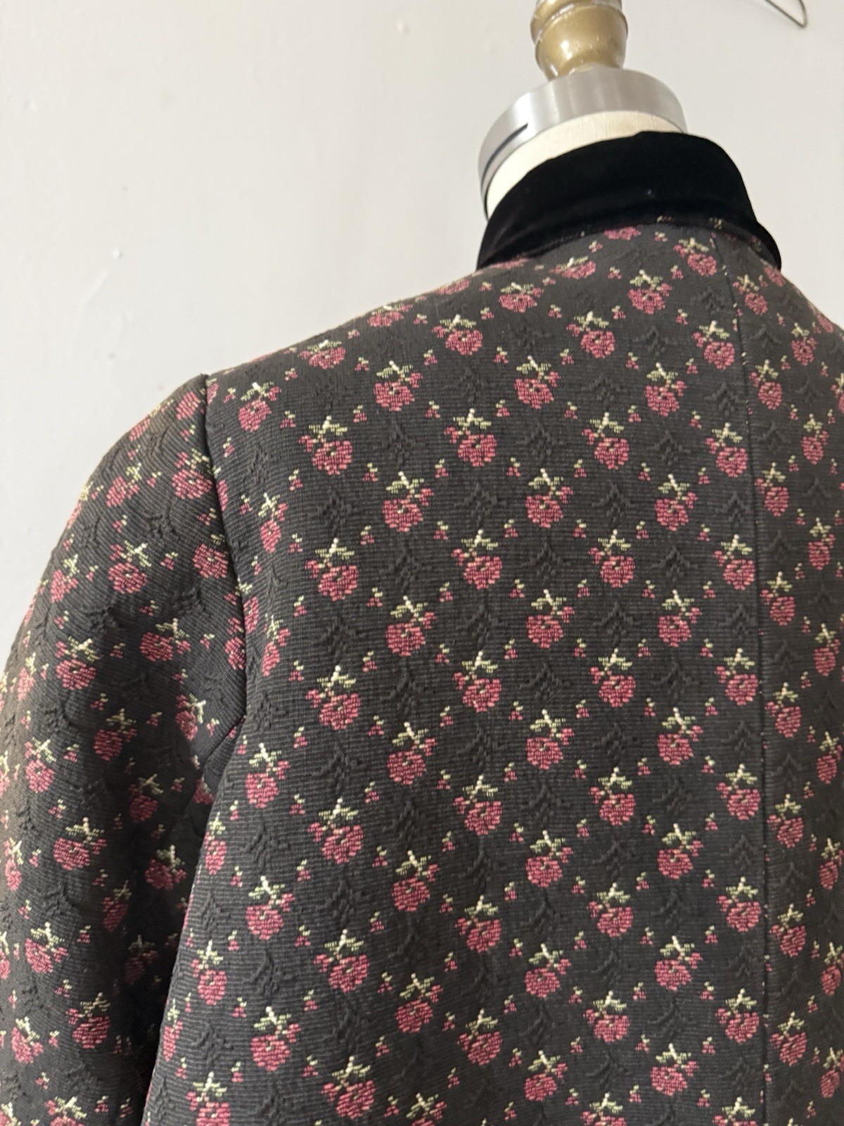 Mid-C Floral Jacquard/Matelassé/Quilted Full Length Tapestry Coat Velvet Collar