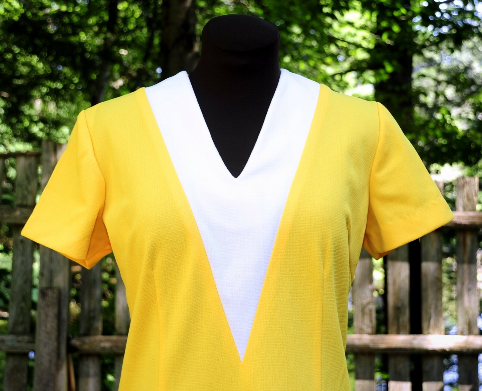 Vintage 60’s Bright Sun Yellow Pleated Poly Scooter Shift Dress MED „V” Neckline