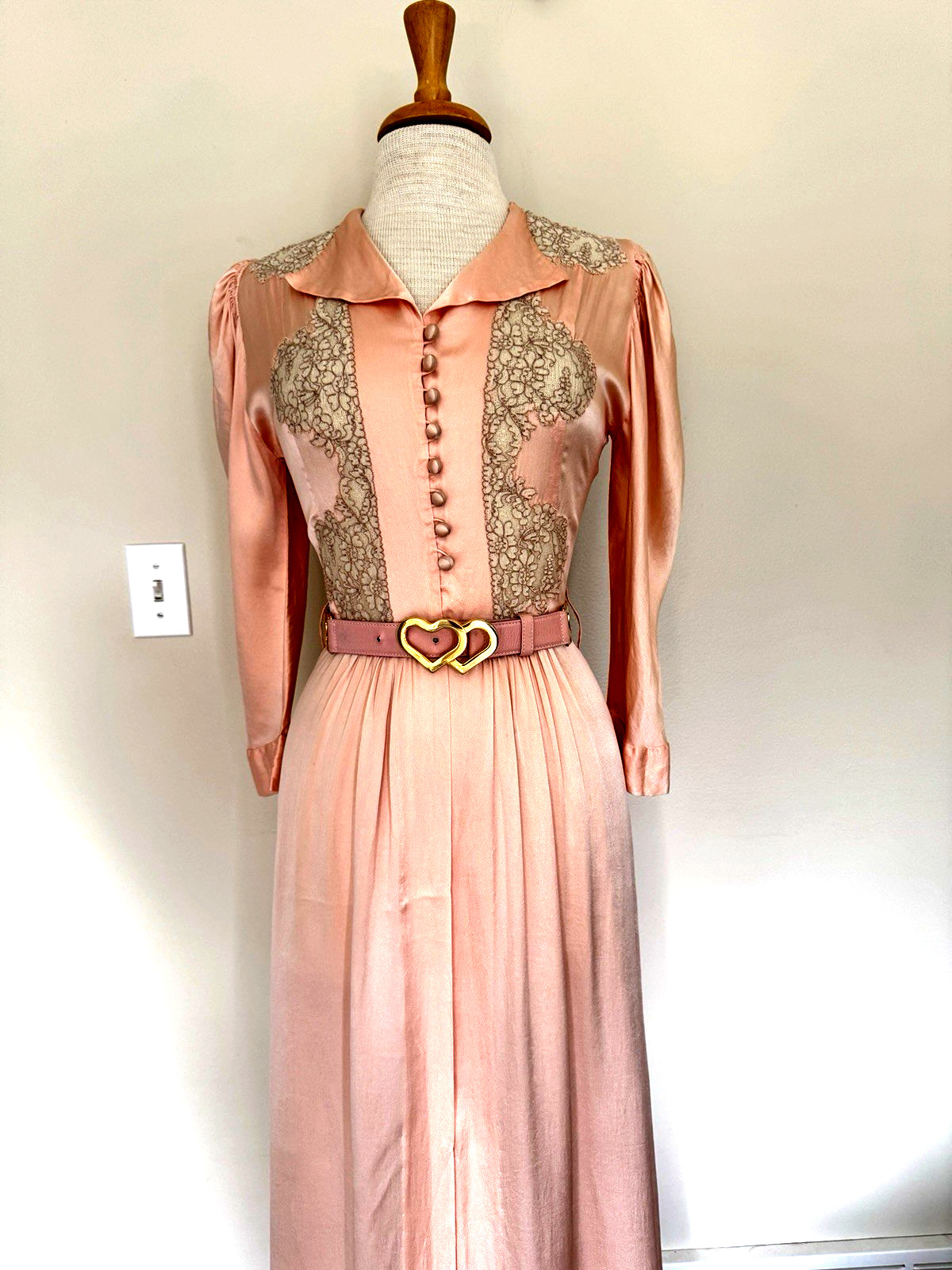 1930s FAMOUS-BARR Peachy Pink SILK NEGLIGEE Boudoir Robe Peignoir S Lace Trim