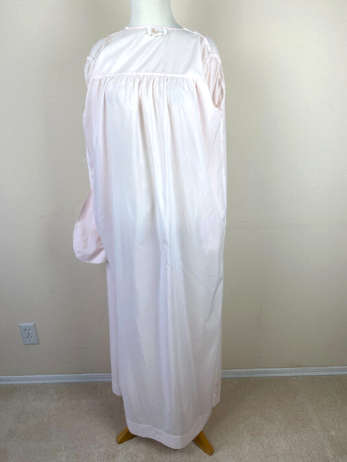 VTG Barbizon Intimate Long Robe S Pink Lace Embroidery Classic High Neckline 70s