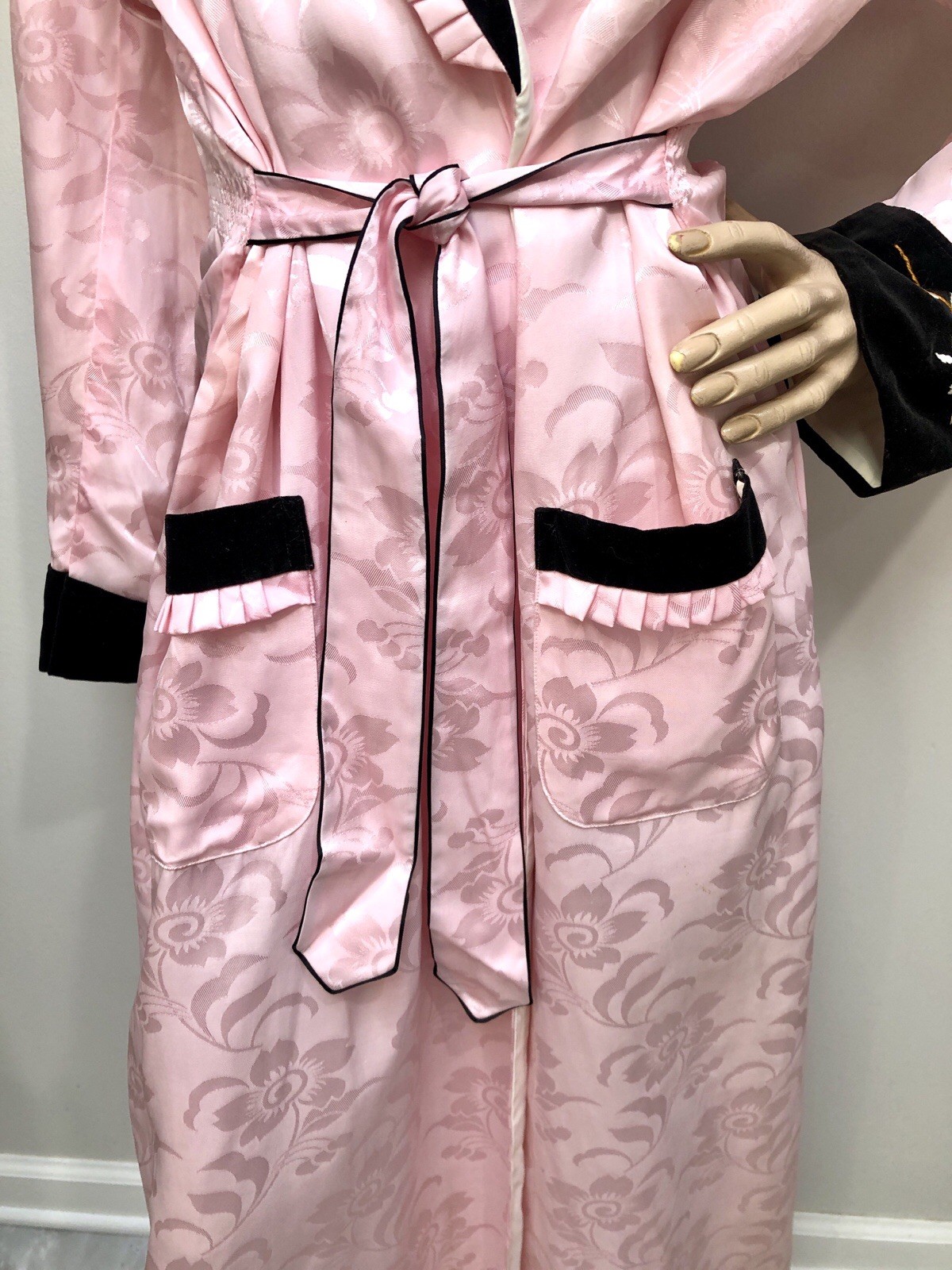 VTG 1940s 50s Cusp PINK RAYON Jacquard & VELVET Embroidered DRESSING GOWN Robe