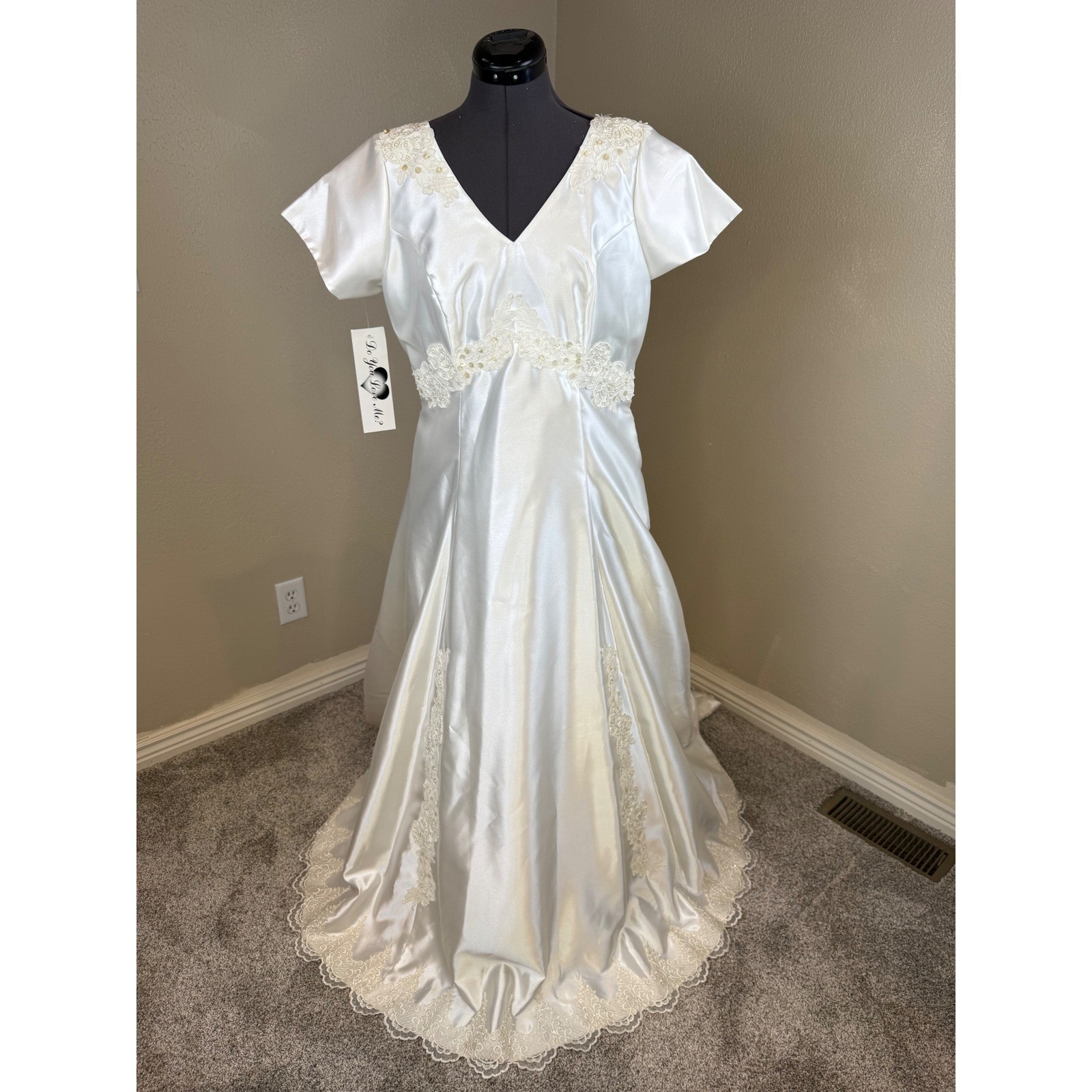 NWT Vintage Wedding Dress Ivory Lace Pearl Bow Train Size 16 Embroidered 90’s