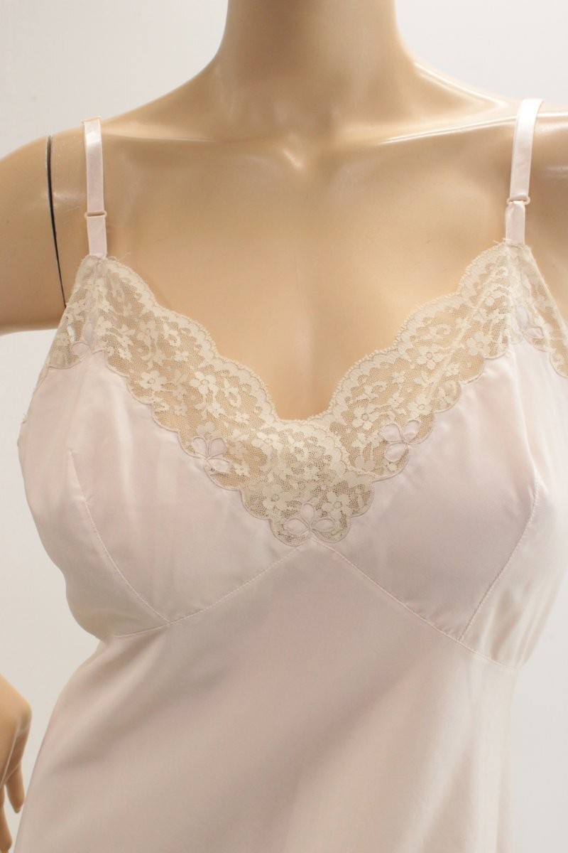 VTG Neiman Marcus Full Slip size 38 Beige Pink Wide Lace Trim Pinup Moulin Rouge