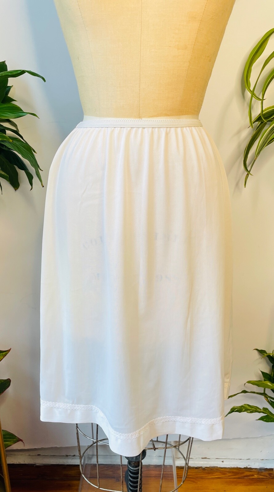 VTG LORRAINE*SOFT WHITE NYLON HALF SLIP SISSY *TALL MEDIUM