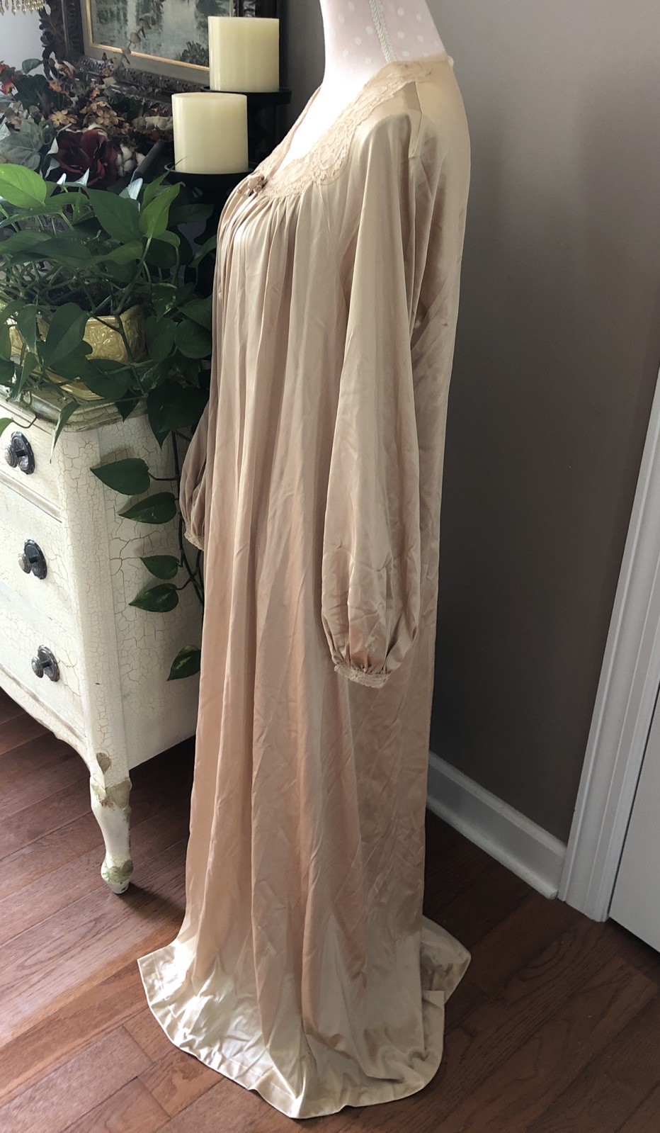 Vtg Robe Long Nylon Beige/Gold Lace Trim Long Sleeve Women’s Size Large