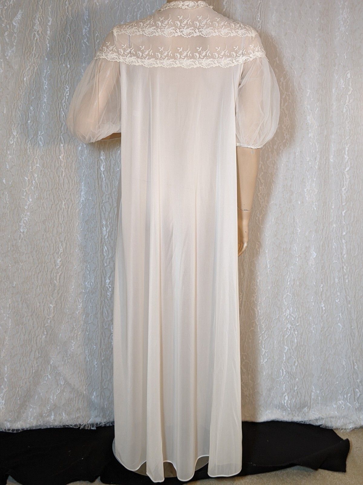 Vintage 1950s Vanity Fair ELEGANT Chantilly Lace Dressing Gown Peignoir Robe 34