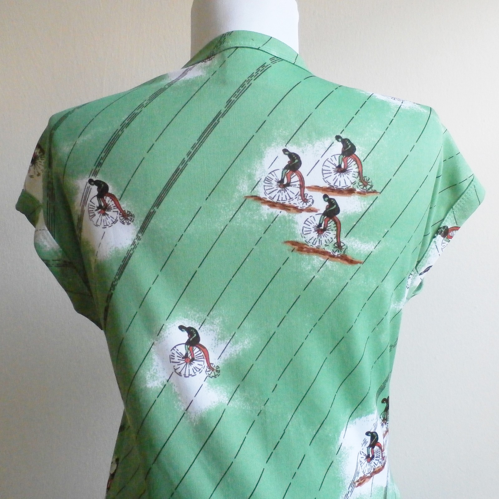 VTG 60s 70s Green Novelty Print Top Victorian Bicycle Short Sleeve Henley Shirt