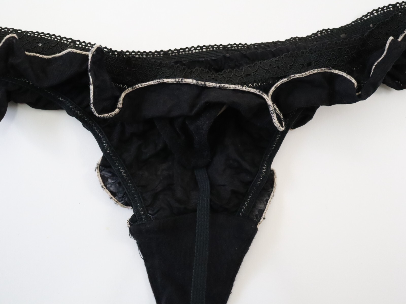 TRUE VTG Victoria’s Secret 2009 Ruffle Lace Sheer Thong Panty MEDIUM