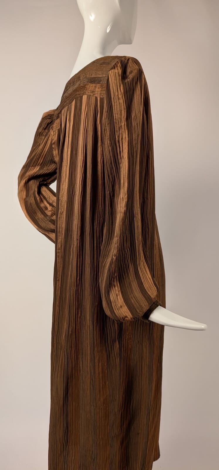 LUXURY 1970’S PLEATED SILK LOUNGING SUIT W OPEN FRONT MADE IN ITALY