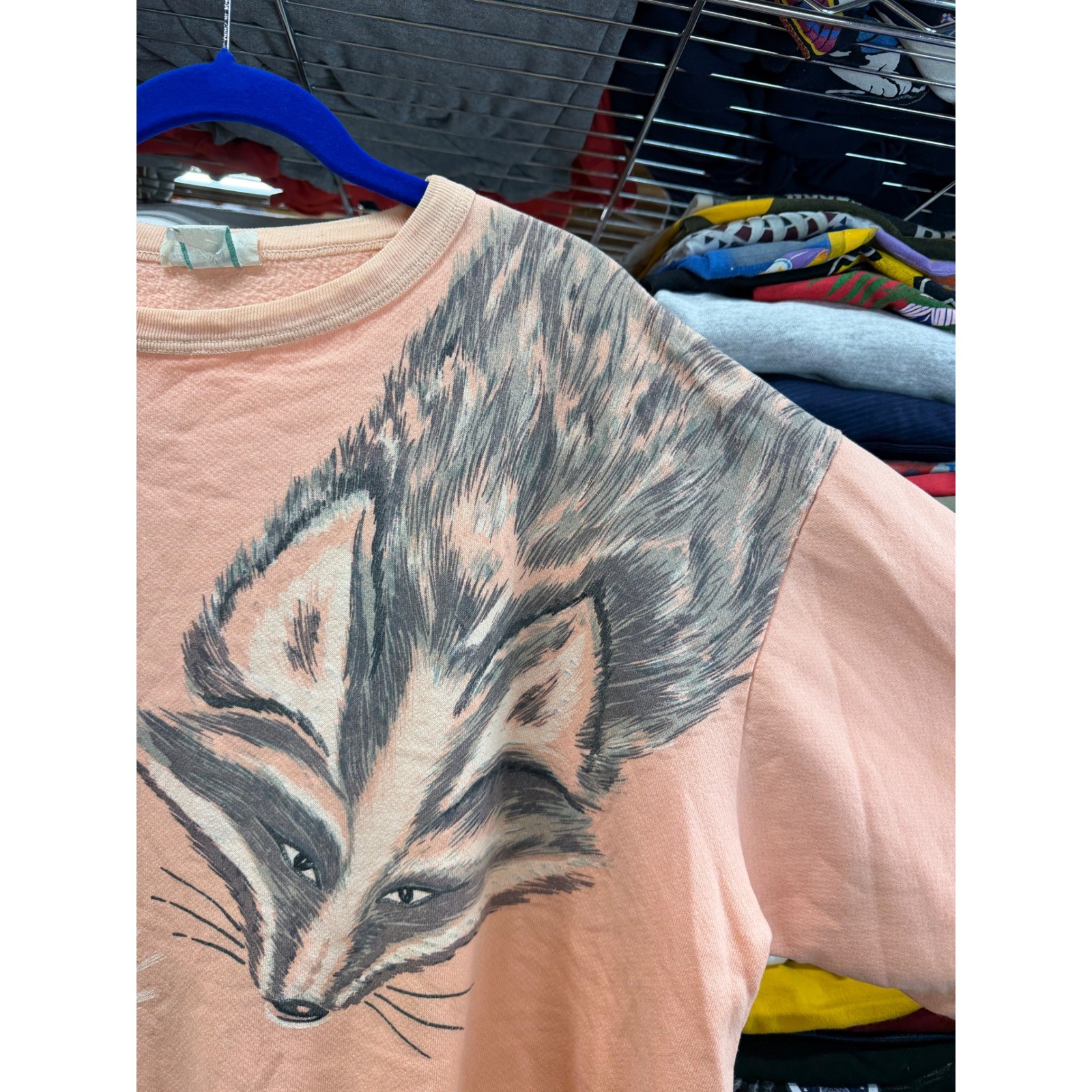 Vintage Queen Bee Raccoon Graphic Sweatshirt Peach Short Sleeve Mens XL 4818