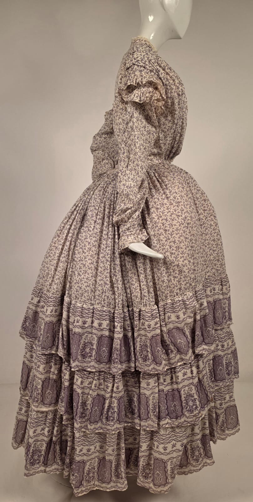 ROMANTIC 1850’S PRINT MUSLIN DRESS W TRIPLE FLOUNCE FULL VOLUME SKIRT