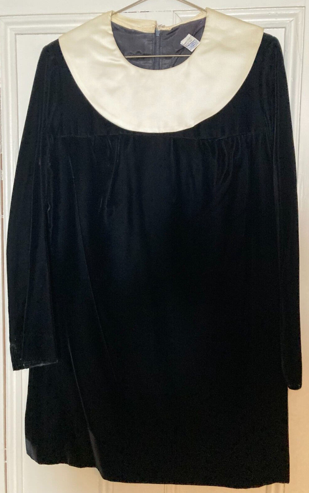 Vintage 70’s Black Velvet w/ wide white Collar Babydoll Mini Dress size 13