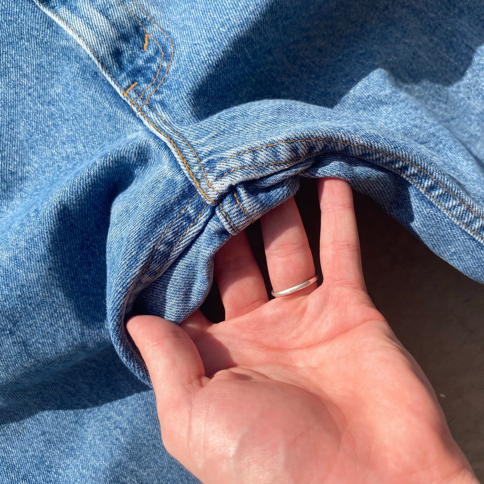 Vintage Levi’s 550 Jeans Relaxed Fit Tapered Leg Paper Tags 90s Fits like 35×30