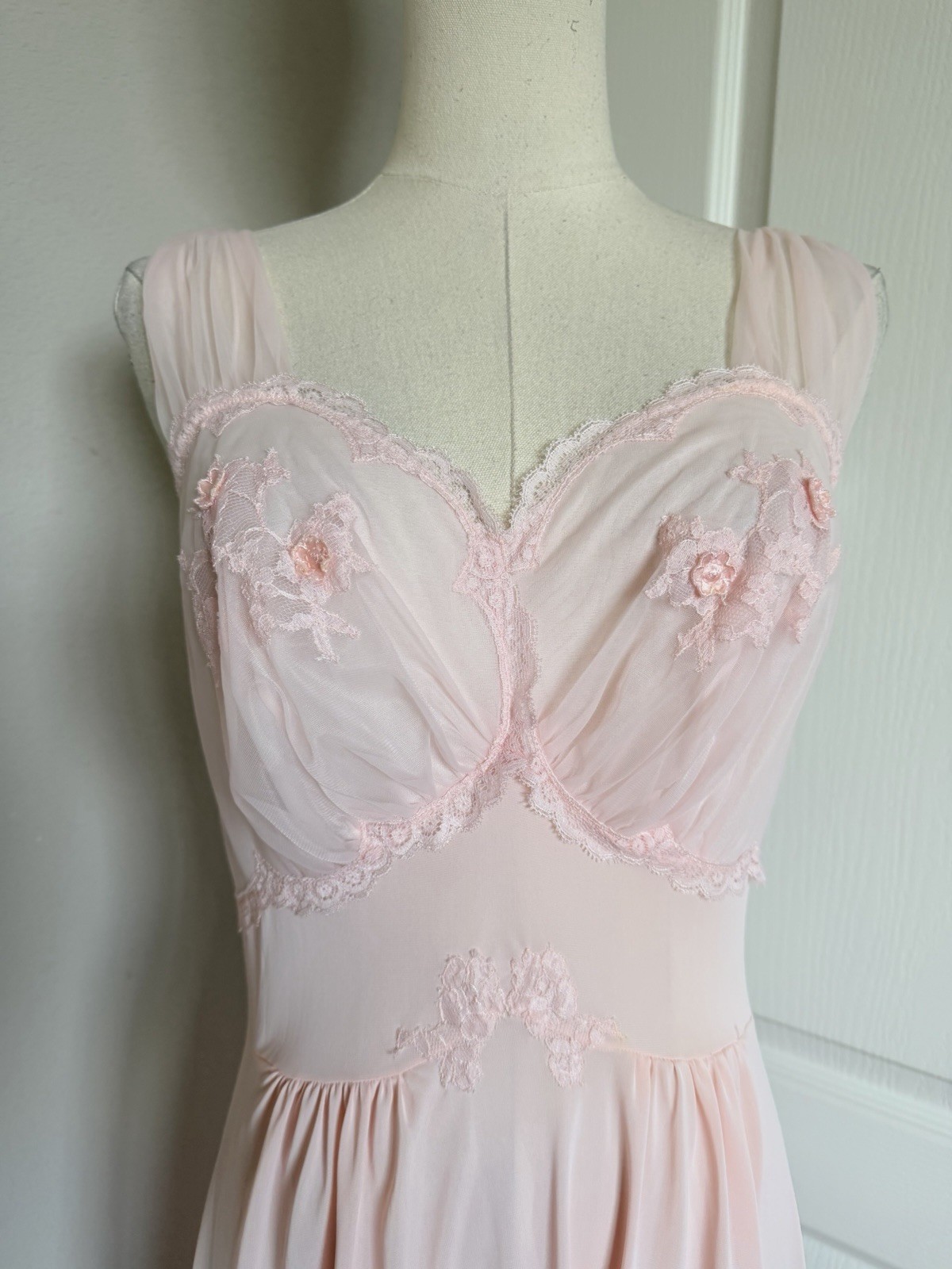 VTG 60s ARTEMIS Light Pink Nylon EMBROIDERED CUPS NIGHTGOWN Size 34
