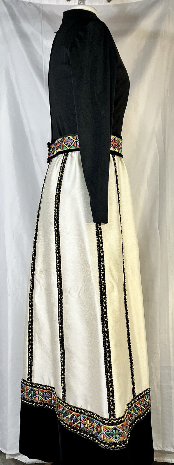 Stunning VTg Mod 1960s/1970s Maxi Dress Velvet,Mod Daisy’s,Beaded bric-A-brac