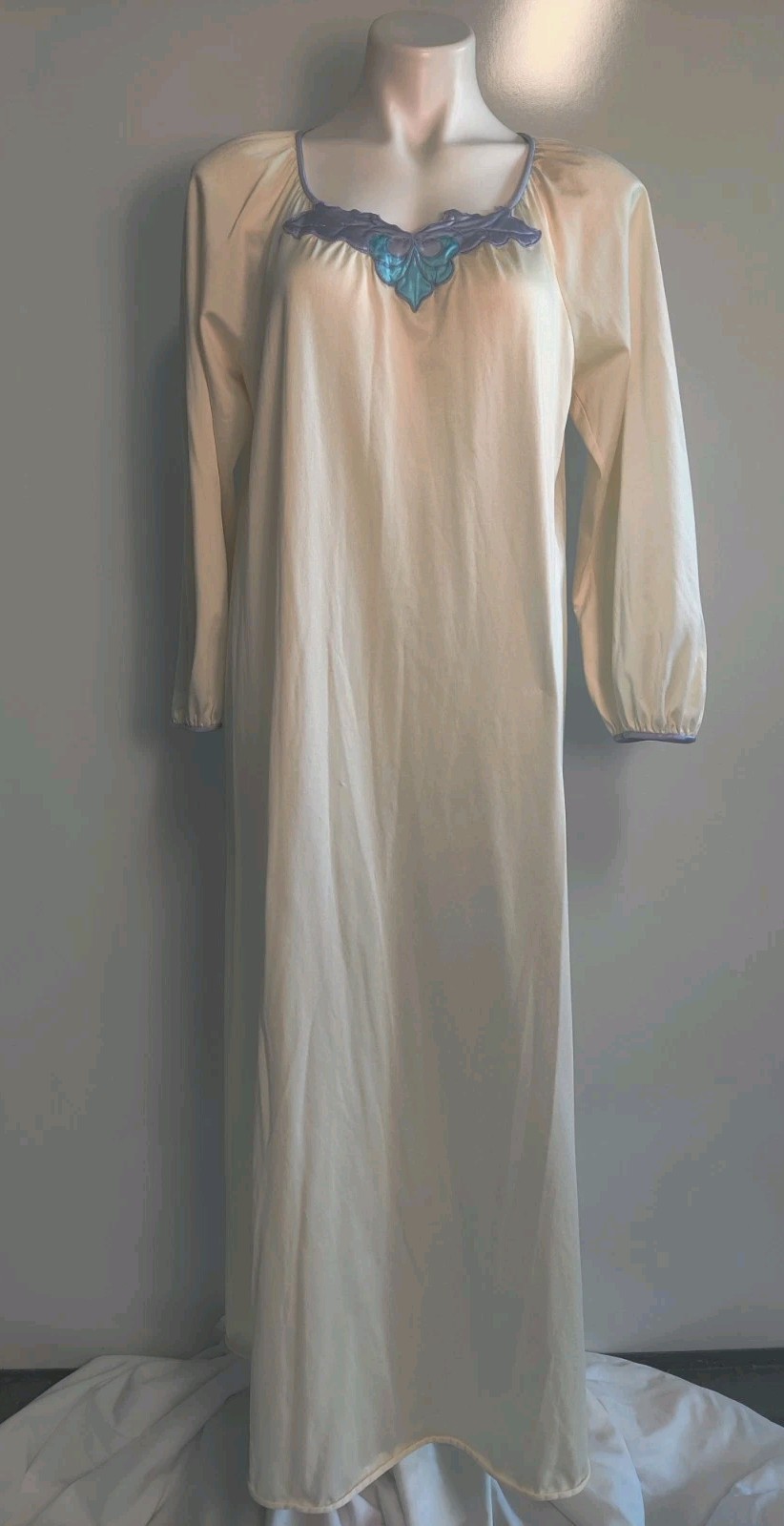 Vintage 1980’s Vanity Fair Nightgown Full Length Nightgown Med Art Deco *Read