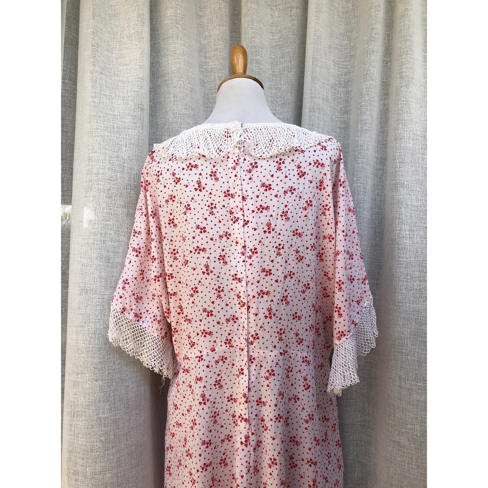 1980 white dress all over red heart baloon print pattern and white crochet trim