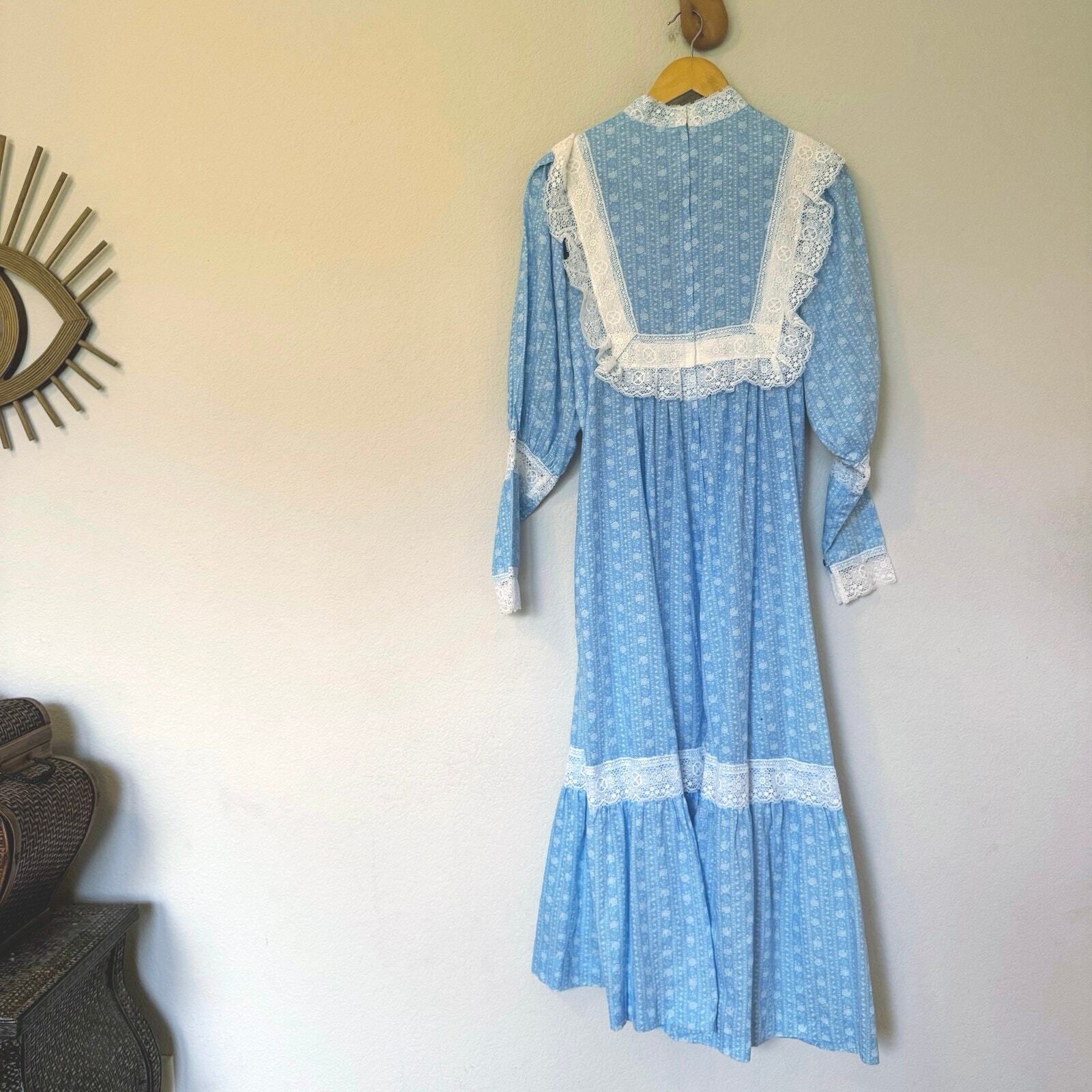 Vintage 70s prairie dress lace trim sky blue white floral leg of mutton sleeve M